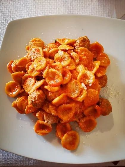 Orecchiette con polpette e cacioricotta